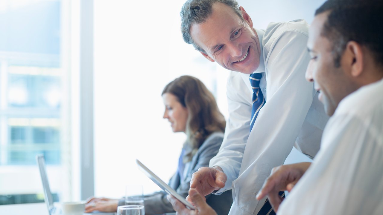 Les différences HSB Canada Business working in office